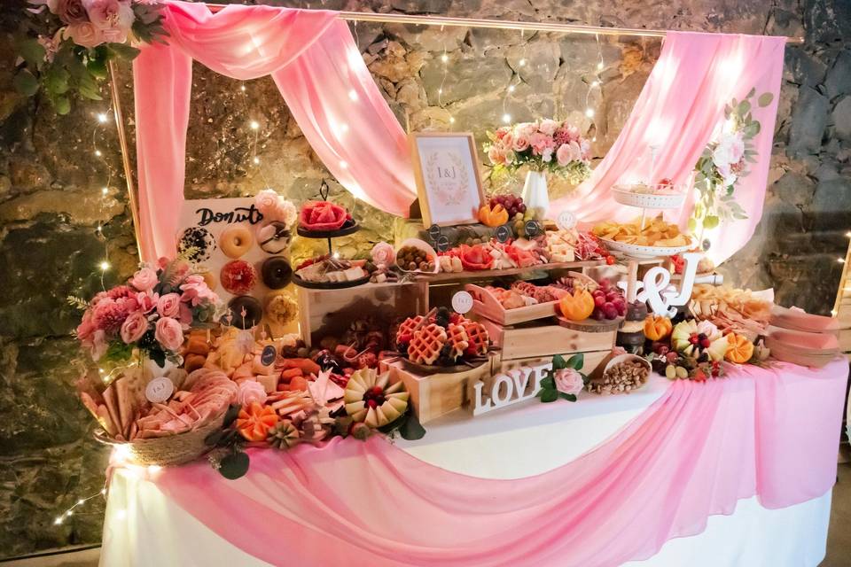 Mesa dulce y salada para boda