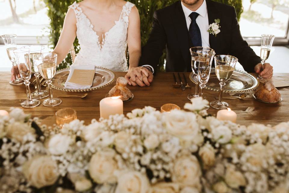 Mesa de novios con rosas