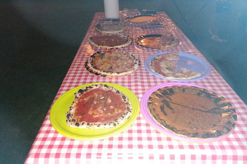 Mesa con nuestras pizzas