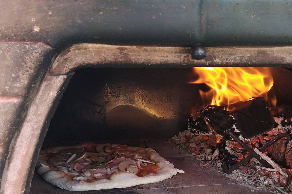 Pizza cocinándose en el horno