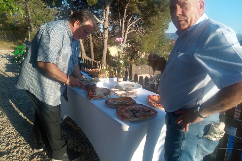 Invitados degustando pizzas