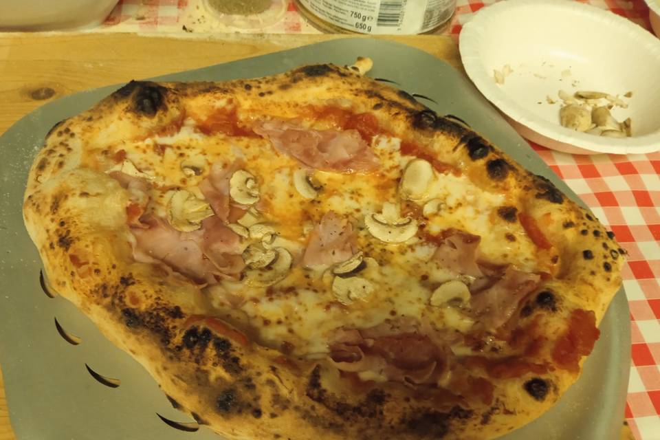 Pizza de prosciuto e funghi