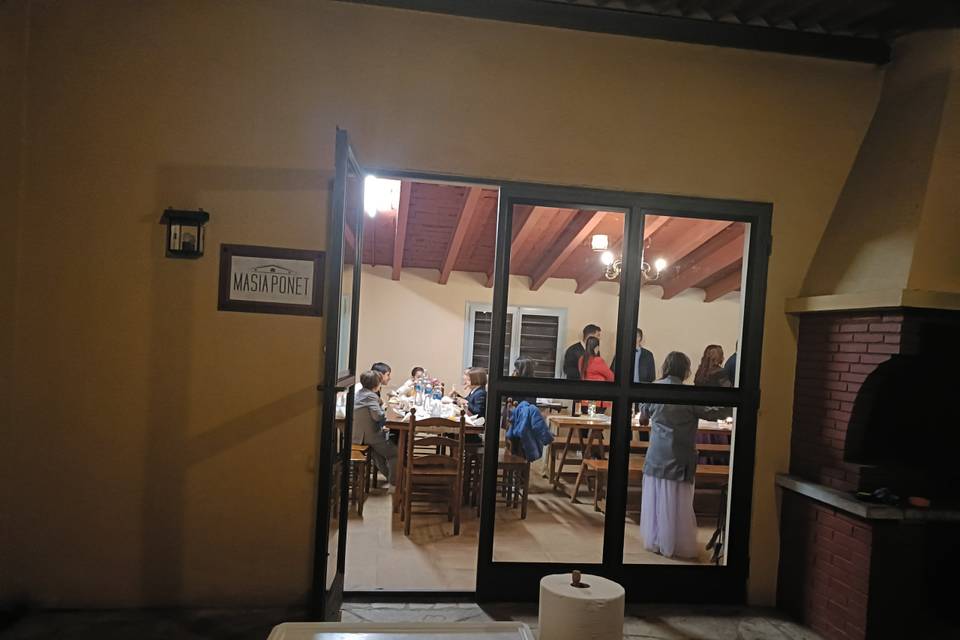 Invitados cenando las pizzas