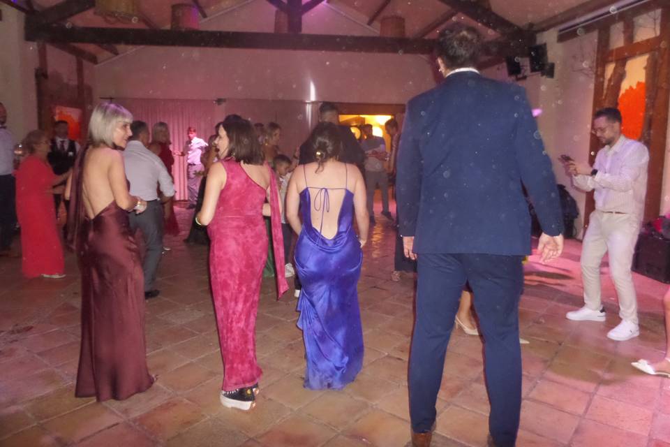 Invitados bailando