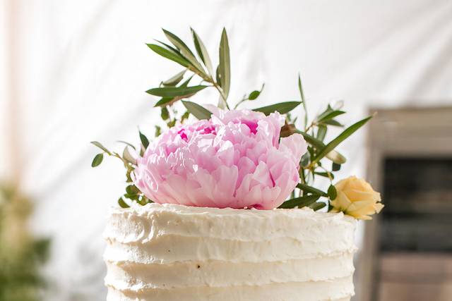 Tarta con flores naturales.