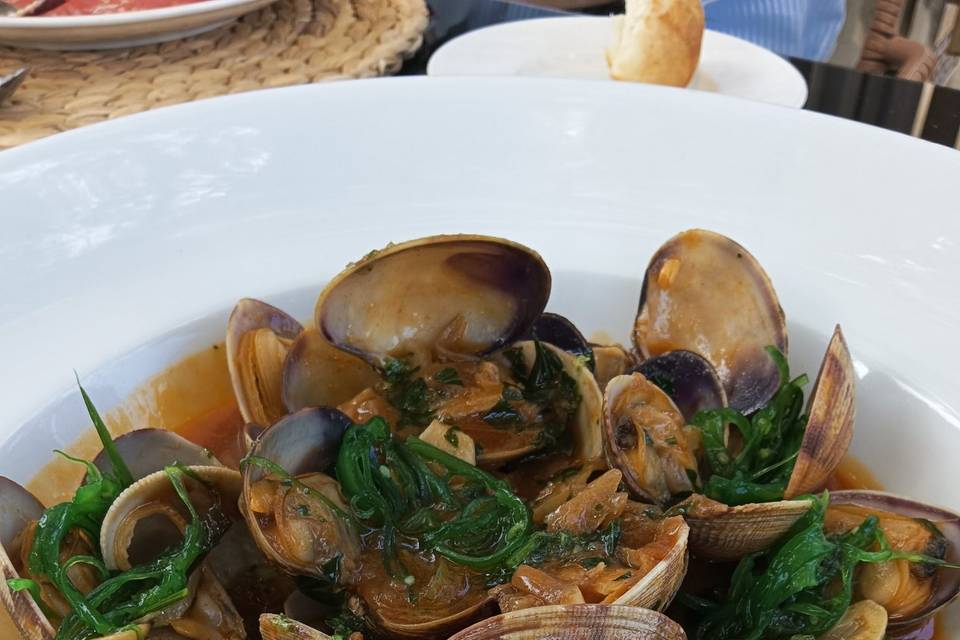 Almejas con wakame