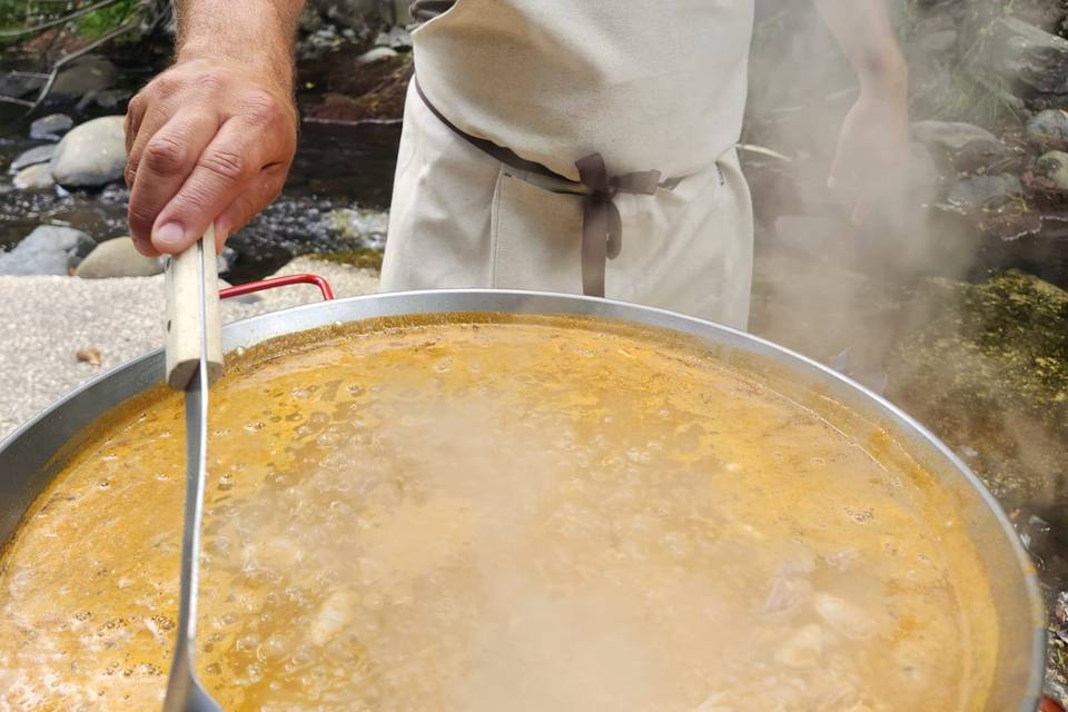 Paella en el bosque