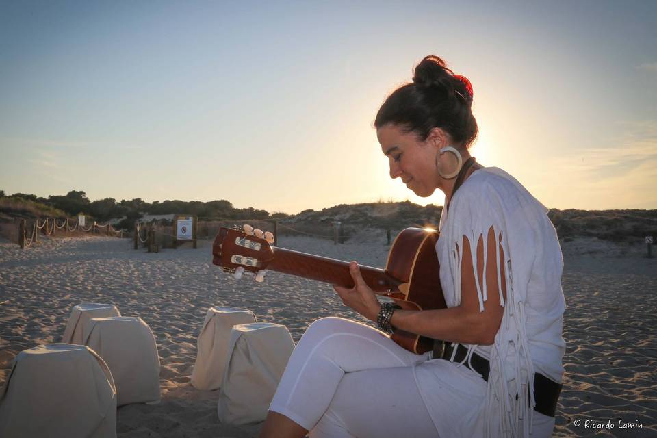 Al atardecer suena la música