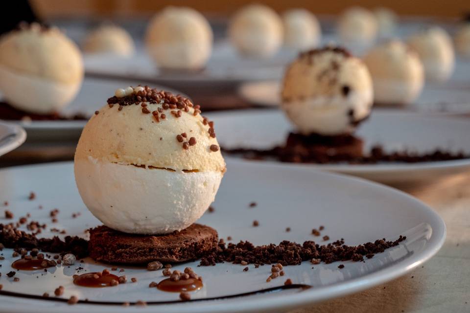 Postre: esfera de toffe y nata