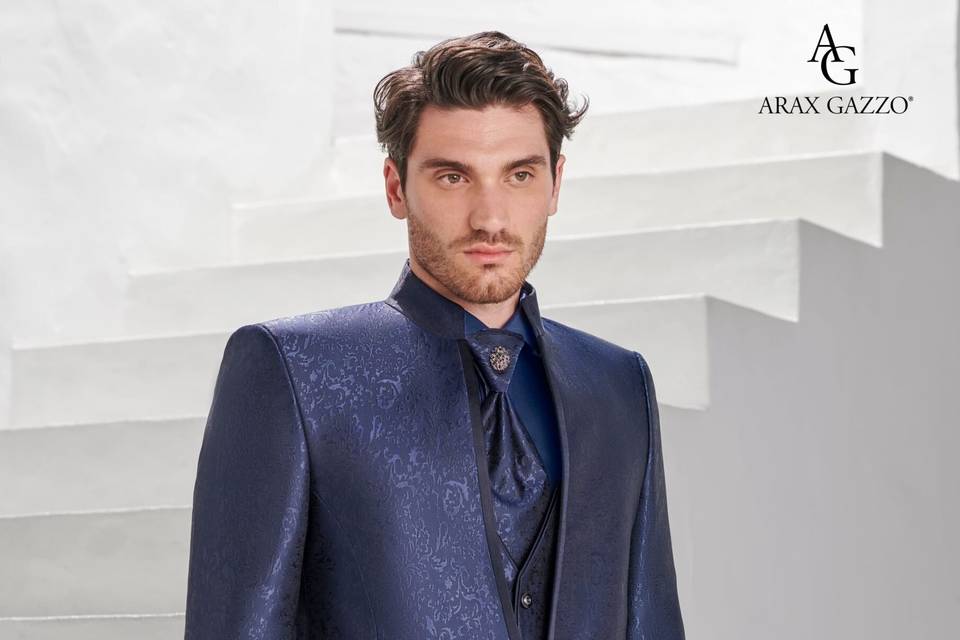 Traje adamascado