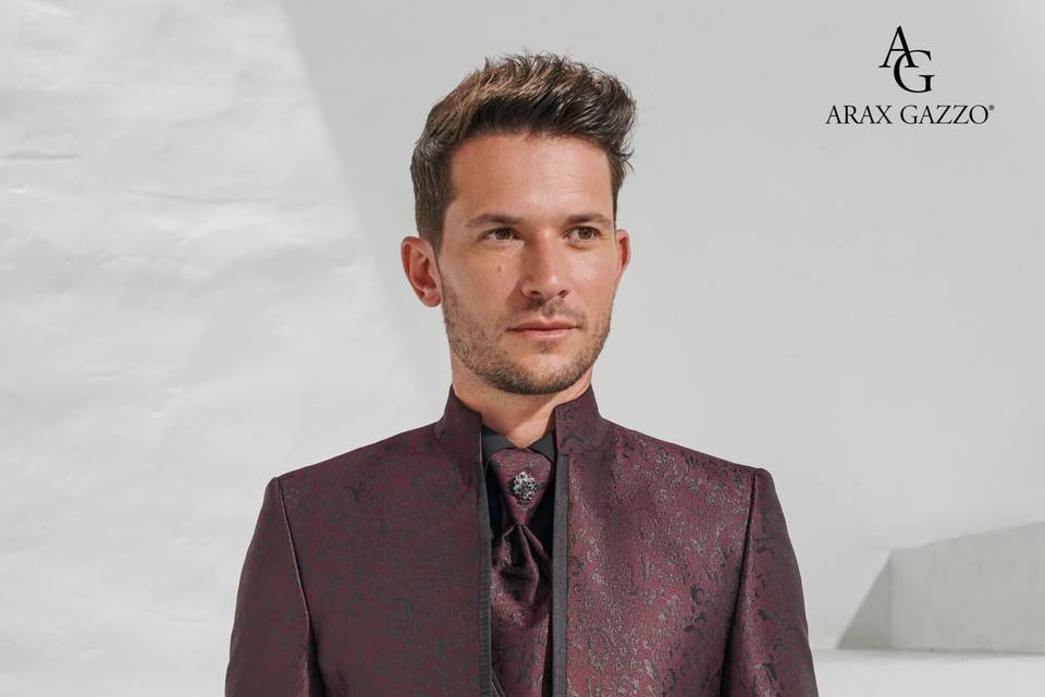 Traje adamascado