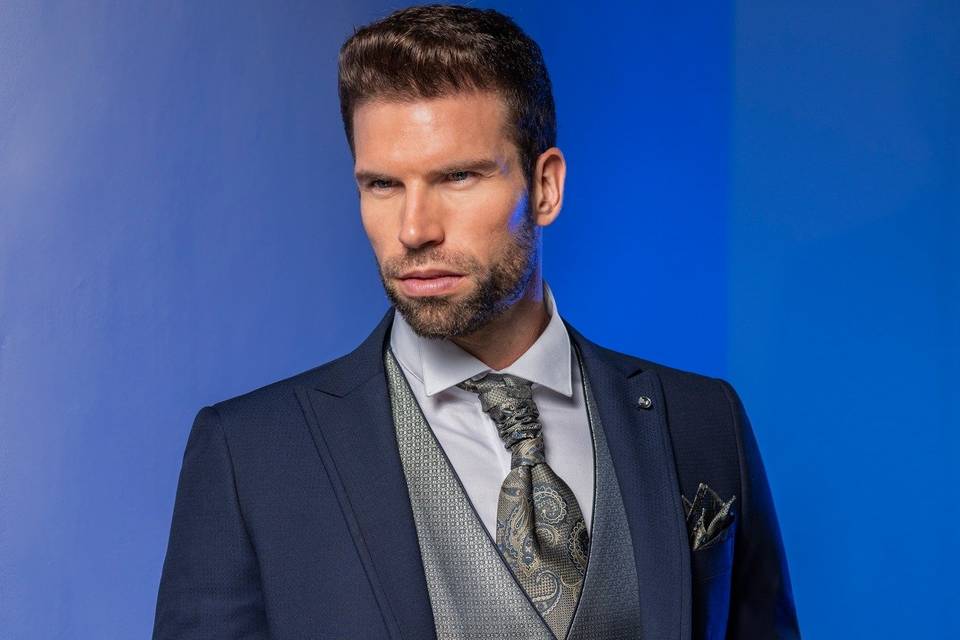 Traje clásico marino