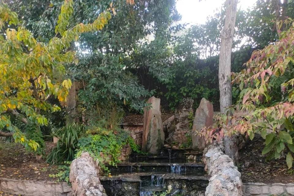 Cascada con río, zona jardín
