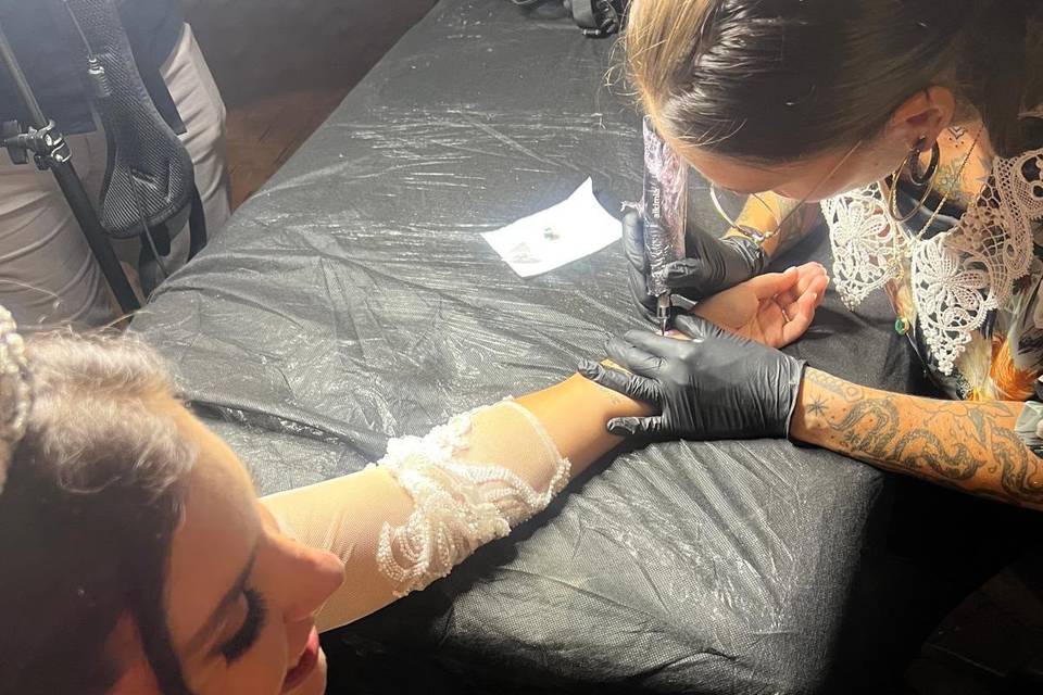 Tatuaje a una de las novias.