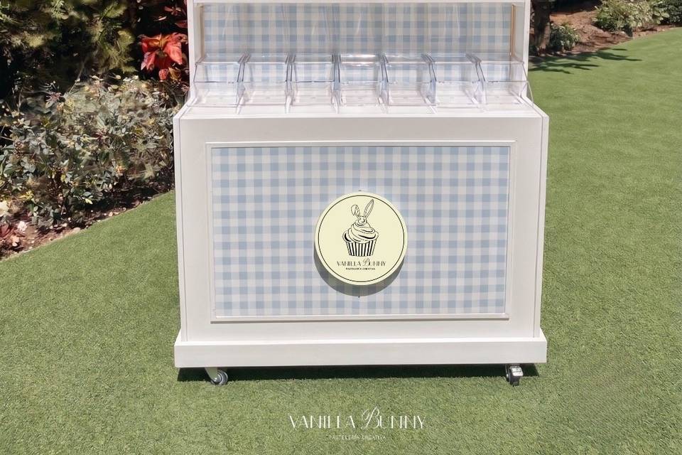 Carrito vacío con 16 cajas