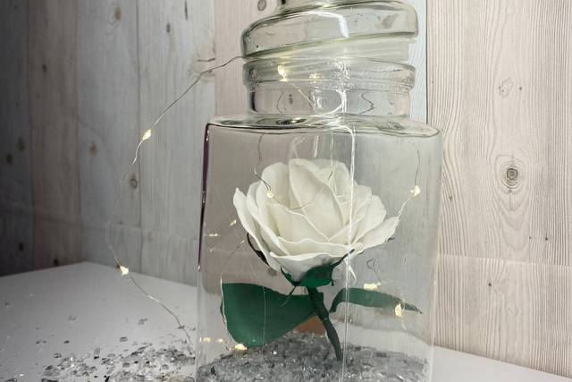 Bote con rosa