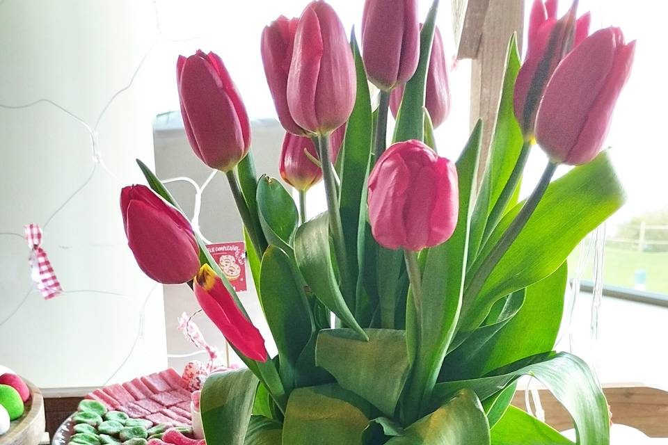 Mesa dulce con tulipanes