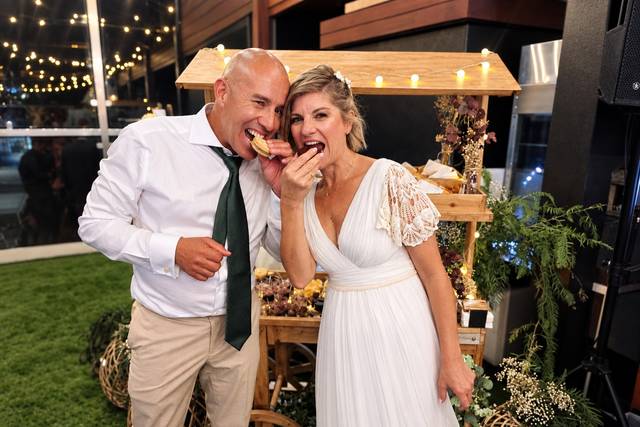 Novios Disfrutando Alfajores