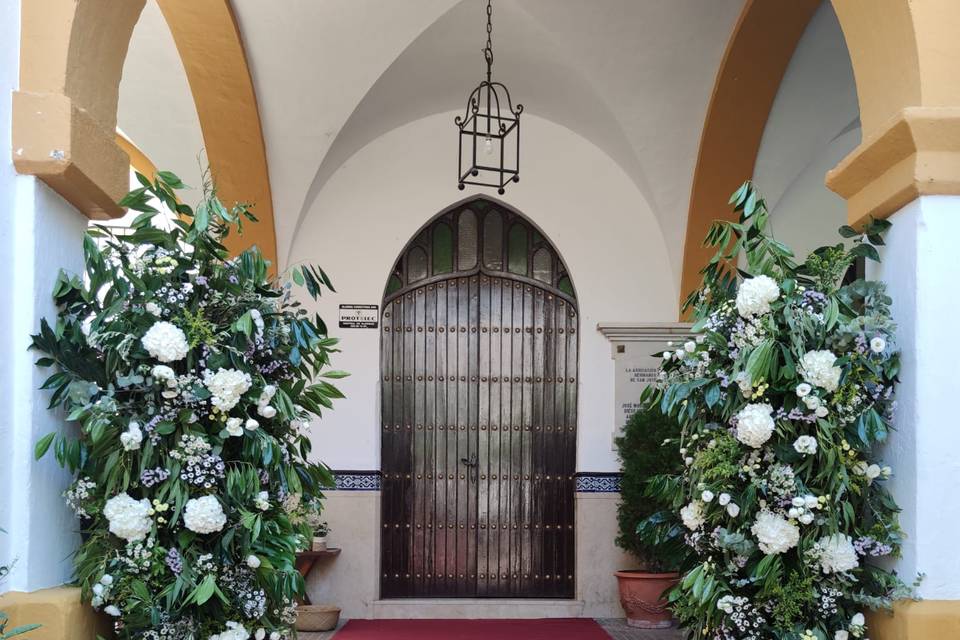 Puertas de iglesia decoradas