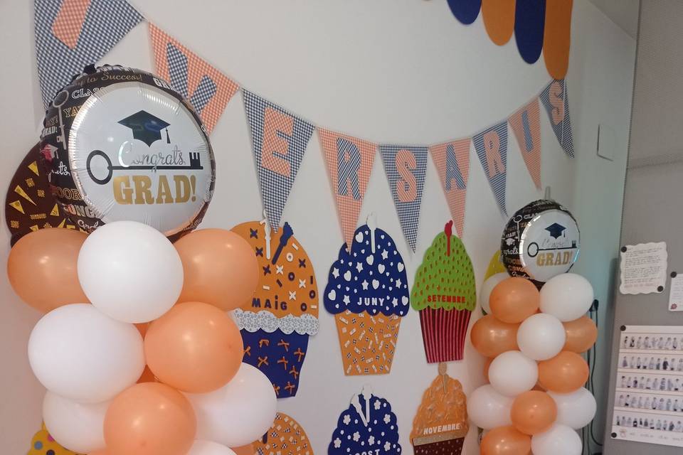 Mesa decorada con globos
