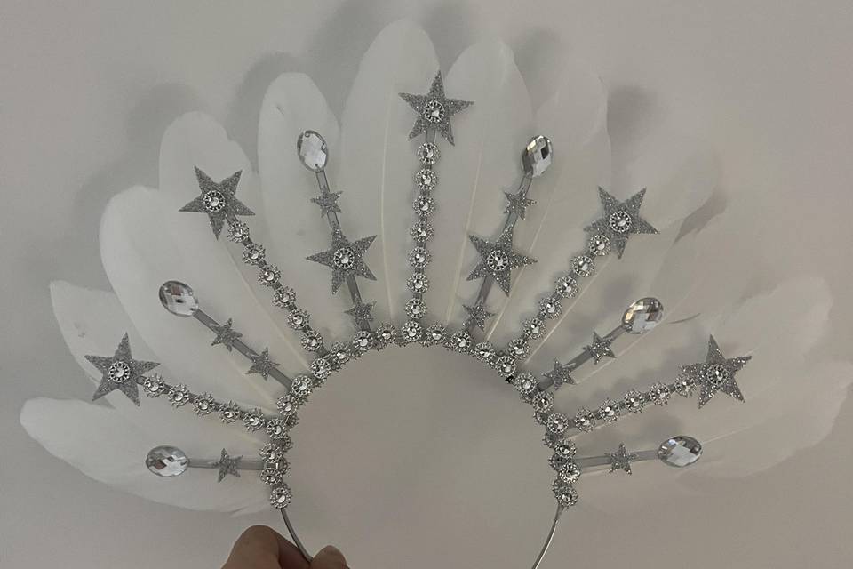 Diadema de estrellas plumas