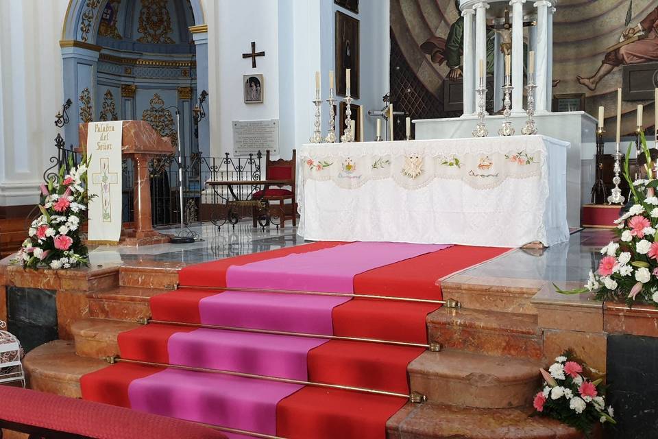 Montaje de iglesia en el altar