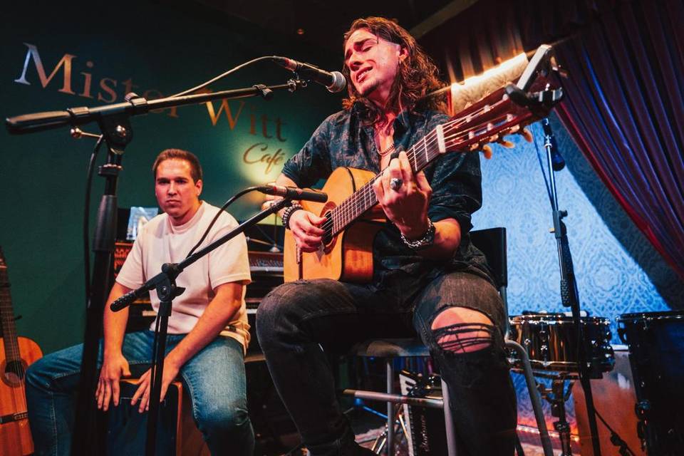 Gabino y Álvaro tocando