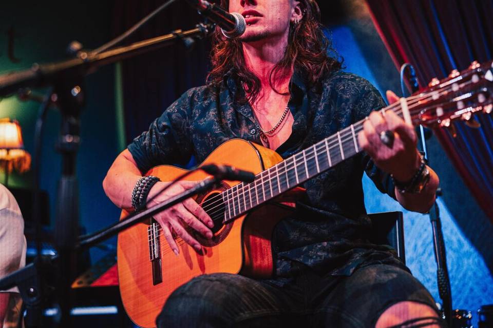 Gabino tocando