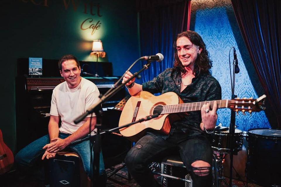 Gabino y Álvaro tocando